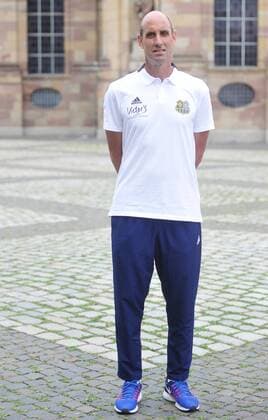 Das Team des 1. FC Saarbrücken am Donnerstag (12.07.2018) vor der Ludwigskirche in Saarbrücken. Im Bild: Heinz Böhmann (Torwart-Trainer).