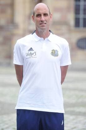 Das Team des 1. FC Saarbrücken am Donnerstag (12.07.2018) vor der Ludwigskirche in Saarbrücken. Im Bild: Heinz Böhmann (Torwart-Trainer).
