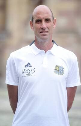 Das Team des 1. FC Saarbrücken am Donnerstag (12.07.2018) vor der Ludwigskirche in Saarbrücken. Im Bild: Heinz Böhmann (Torwart-Trainer).