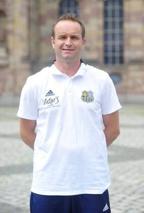 Das Team des 1. FC Saarbrücken am Donnerstag (12.07.2018) vor der Ludwigskirche in Saarbrücken. Im Bild: Dirk Lottner (Cheftrainer).