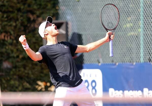 Yannick Hanfmann (GER) schreit seine Freude hinaus, Sieg