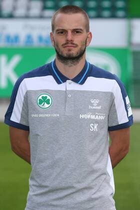 11.07.2018 - SpVgg Spielvereinigung Greuther Fürth Kleeblatt - 2. Fußball Bundesliga BL - Saison 2018 2019 - Fototermin Porträttermin Portraittermin - JüRa - Steffen Konrad ( Scout Spieleranalyse Gegneranalyse SpVgg Greuther Fürth ) Einzelbild Einzelfoto Portrait Porträt Kopfbild