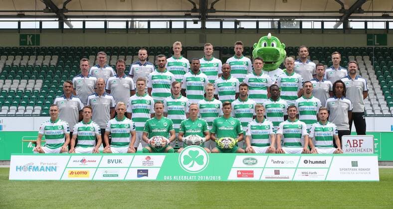 11.07.2018 - SpVgg Spielvereinigung Greuther Fürth Kleeblatt - 2. Fußball Bundesliga BL - Saison 2018 2019 - Fototermin Porträttermin Portraittermin - DaMa - Mannschaftsfoto Teamfoto Mannschaft Team 1. Reihe von links : David Raum (11, SpVgg Greuther Fürth ) Patrick Sontheimer (40, SpVgg Greuther Fürth ) Benedikt Kirsch (18, SpVgg Greuther Fürth ) Marius Funk (1, SpVgg Greuther Fürth ) Sascha Burchert (30, SpVgg Greuther Fürth ) Leon Schaffran (25, SpVgg Greuther Fürth ) Sebastian Ernst (15, SpVgg Greuther Fürth ) Maximilian Wittek (3, SpVgg Greuther Fürth ) Levent Aycicek (7, SpVgg Greuther Fürth ) 2. Reihe von links : Damir Buric (Trainer SpVgg Greuther Fürth ) Oliver Barth (Co-Trainer SpVgg Greuther Fürth ) Daniel Steininger ( 31, SpVgg Greuther Fürth ) Tobias Mohr (29, SpVgg Greuther Fürth ) Maximilian Sauer (24, SpVgg Greuther Fürth ) Marco Caligiuri (13, SpVgg Greuther Fürth ) David Atanga (20, SpVgg Greuther Fürth ) Tobias Mohr (29, SpVgg Greuther Fürth ) Benjamin Ngarambe (Physio SpVgg Greuther Fürth ) 3. Reihe von links : Petr Ruman ( Co-Trainer SpVgg Greuther Fürth ) Christian Fiedler (Torwarttrainer SpVgg Greuther Fürth ) Serdar Dursun (9, SpVgg Greuther Fürth ) Daniel Keita-Ruel (10. SpVgg Greuther Fürth ) Julian Green (37, SpVgg Greuther Fürth ) Fabian Reese (17, SpVgg Greuther Fürth ) Nik Omladic (21, SpVgg Greuther Fürth ) Marius Koc (Physio SpVgg Greuther Fürth ) Daniel Wiegand (Team-Koordinator Zeugwart SpVgg Greuther Fürth ) 4. Reihe von links : Michael Schleinkofer (Athletik-Trainer SpVgg Greuther Fürth ) Steffen Konrad ( Scout Spieleranalyse Gegneranalyse SpVgg Greuther Fürth ) Lukas Gugganig (4, SpVgg Greuther Fürth ) Richard Magyar ( 5, SpVgg Greuther Fürth ) Mario Maloca (22, SpVgg Greuther Fürth ) Drache Eddy ( Maskottchen SpVgg Greuther Fürth ) Carsten Klee (Chef-Physio SpVgg Greuther Fürth ) Dr. Pascal Oppel (Teamarzt SpVgg Greuther Fürth )