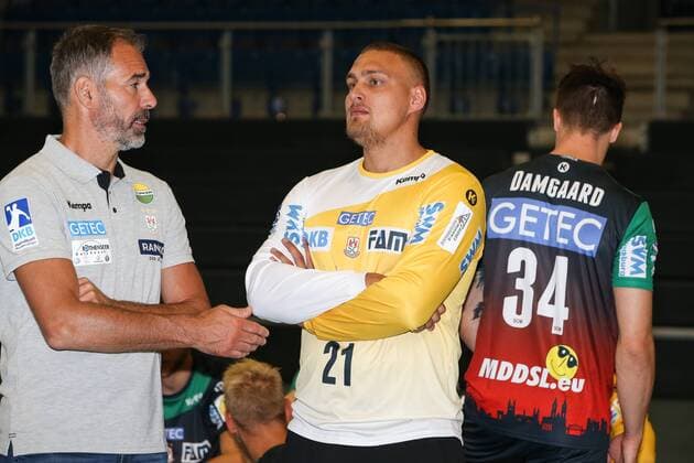 Torwart Dario Quenstedt mit Torwarttrainer Tomas Runar Svensson (SC Magdeburg) - 1.BL Handball Bundesliga Saison 2018-2019 offizeller Fototermin Porträttermin 2018 2019 SC Magdeburg in der GETEC Arena in Magdeburg - Deutschland, Handball, Mann, Maenner,11.07.2018