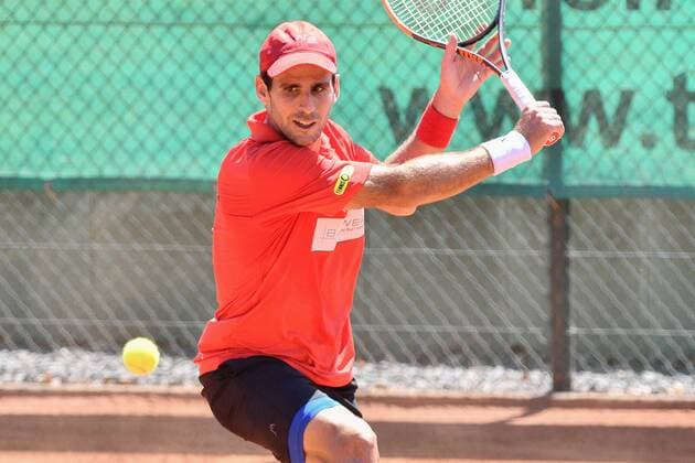GER, 1. Tennis-Point Bundesliga Herren, Kölner THC Stadion Rot-Weiss vs. Badwerk Gladbacher HTC 13.07.2018, Kölner THC Stadion Rot-Weiss, GER, 1. TP-BL, Kölner THC Stadion Rot-Weiss vs. Badwerk Gladbacher HTC, im Bild Menendez, Adrian ESP beim Rückhandschlag