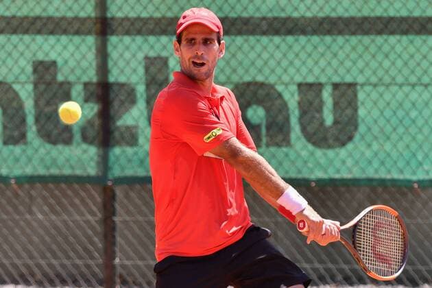 GER, 1. Tennis-Point Bundesliga Herren, Kölner THC Stadion Rot-Weiss vs. Badwerk Gladbacher HTC 13.07.2018, Kölner THC Stadion Rot-Weiss, GER, 1. TP-BL, Kölner THC Stadion Rot-Weiss vs. Badwerk Gladbacher HTC, im Bild Menendez, Adrian ESP beim Rückhandschlag
