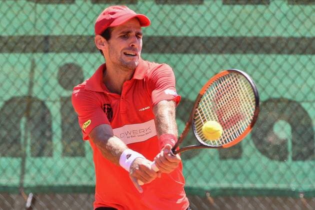 GER, 1. Tennis-Point Bundesliga Herren, Kölner THC Stadion Rot-Weiss vs. Badwerk Gladbacher HTC 13.07.2018, Kölner THC Stadion Rot-Weiss, GER, 1. TP-BL, Kölner THC Stadion Rot-Weiss vs. Badwerk Gladbacher HTC, im Bild Menendez, Adrian ESP beim Rückhandschlag