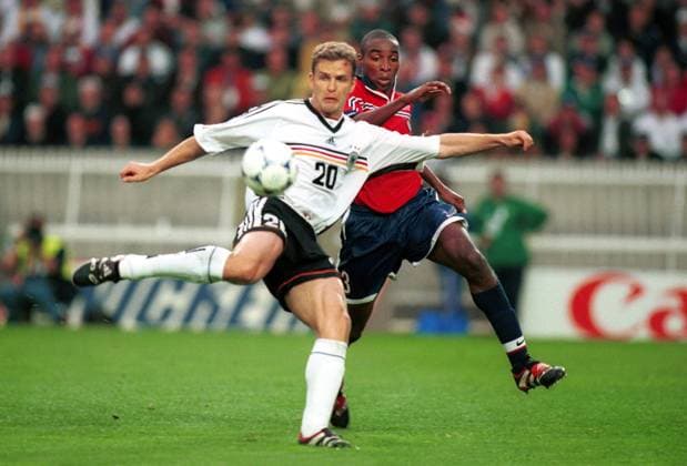 Fußball Fussball Weltmeisterschaft France 98 Paris Parc des Princes 15.06.1998 Nationalmannschaft BRDeutschland - USA 2:0 Zweikampf Oliver Bierhoff, Eddie Pope schießend schiessend volley Ganzkörper Ganzkoerper