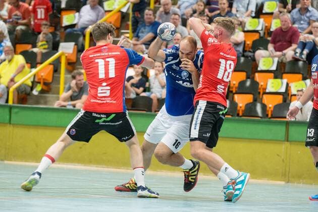 Rafael Baena Gonzalez ( 1, Bergischer HC) setzt sich gegen zwei Gevelsberger durch HSG Gevelsberg-Silschede vs. Bergischer HC, Handball, Testspiel, 14.07.18 Gevelsberg NRW Deutschland Halle Gevelsberg-West