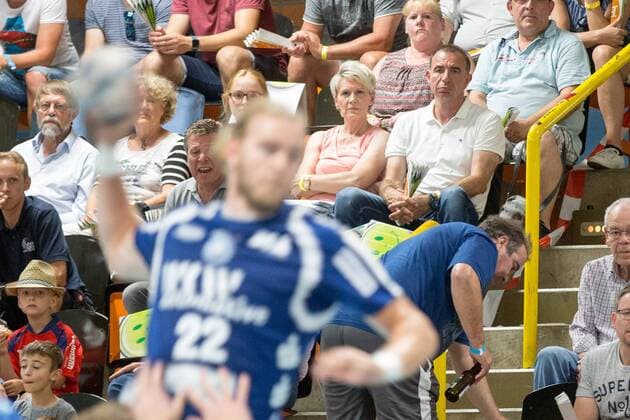 Jochen Fraatz (Handballlegende und Vater von Yannick Fraatz ( 18, Bergischer HC), n. i. B.) schaut sich das Spiel seines Sohnes in Gevelsberg an HSG Gevelsberg-Silschede vs. Bergischer HC, Handball, Testspiel, 14.07.18 Gevelsberg NRW Deutschland Halle Gevelsberg-West