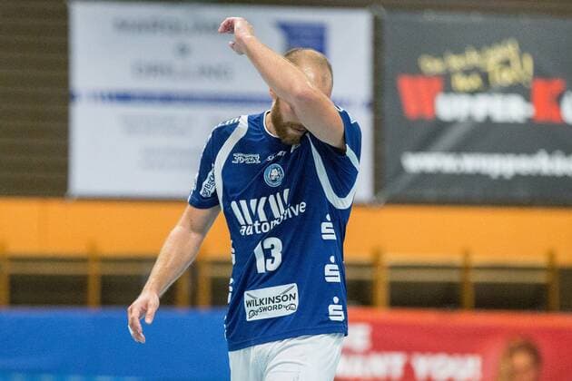 Kristian Nippes ( 13, Bergischer HC) wischt sich den Schweiß aus dem Gesicht HSG Gevelsberg-Silschede vs. Bergischer HC, Handball, Testspiel, 14.07.18 Gevelsberg NRW Deutschland Halle Gevelsberg-West