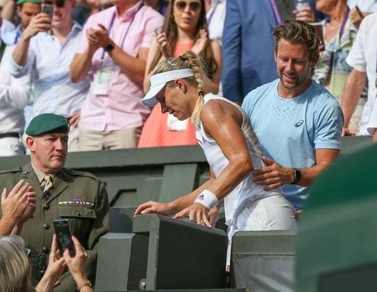 Trainer Wim Fissette hilft Angelique Kerber aus der Spieler loge Copyright: xJuergenxHasenkopfx