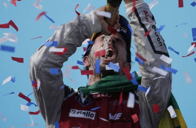 Sport Themen der Woche KW28 Sport Bilder des Tages Brazilian racing driver Lucas di Grassi of the Audi ABT Schaeffler Formula E team celebrates drinking champagne after winning the race at the New York City ePrix, Round 11 of the 2017 18 FIA Formula E Series on July 14, 2018 in New York City. Audi s Lucas di Grassi won the first race of the New York Formula E double-header on Saturday and Jean-Eric Vergne was crowned champion despite starting from the back of the grid. Saturday and Sunday the Brooklyn waterfront with a view of the Statue of Liberty and One World Trade Center in Lower Manhattan was transformed into a racetrack for the Formula E Championship series.  NYP20180715130 JOHNxANGELILLO