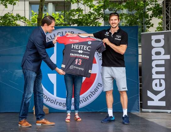 14.07.2018 - Handball -1. Bundesliga - Saison 2018 2019 - HC Erlangen HCE - Saisoneröffnung - Saisoneröffnung am Schlossplatz - ThHa - Rene Selke ( Geschäftsführer HC Erlangen HCE ) und Michael Haaß Haass (13, HC Erlangen HCE ) zeigen das neue Trikot von Kempa