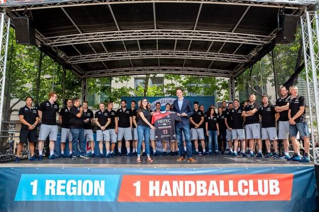 14.07.2018 - Handball -1. Bundesliga - Saison 2018 2019 - HC Erlangen HCE - Saisoneröffnung - Saisoneröffnung am Schlossplatz - ThHa - Rene Selke ( Geschäftsführer HC Erlangen HCE ) zeigt das neue Trikot von Kempa vor der gesamten Mannschaft
