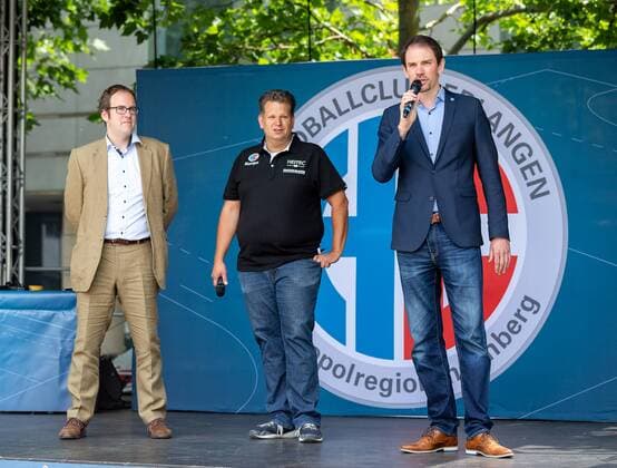 14.07.2018 - Handball -1. Bundesliga - Saison 2018 2019 - HC Erlangen HCE - Saisoneröffnung - Saisoneröffnung am Schlossplatz - ThHa - Rene Selke ( Geschäftsführer HC Erlangen HCE ) mit Axel Fischer (Hallensprecher HC Erlangen HCE ) und Florian Janik (Oberbürgermeister Erlangen )