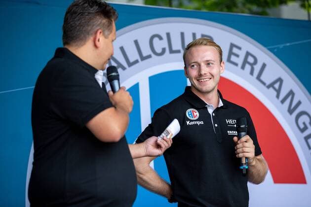 14.07.2018 - Handball -1. Bundesliga - Saison 2018 2019 - HC Erlangen HCE - Saisoneröffnung - Saisoneröffnung am Schlossplatz - ThHa - Axel Fischer (Hallensprecher HC Erlangen HCE ) Maximilian Lux (10, HC Erlangen HCE )