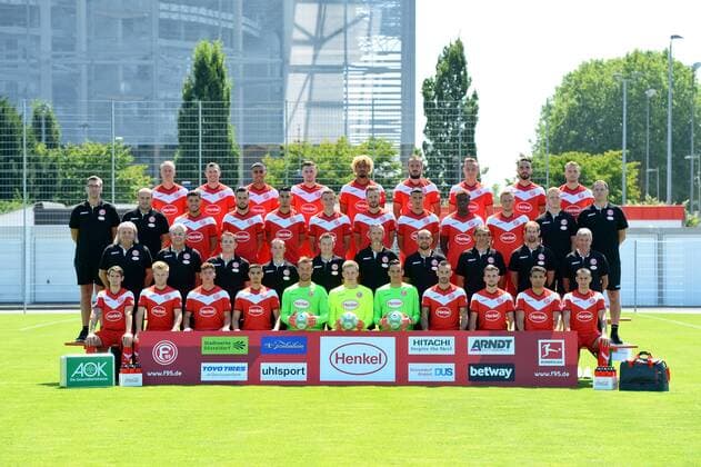 Fortuna Düsseldorf, 1. BL, Porträttermin 2018 2019, Mannschaftsfoto, 1.Reihe v.li.: Benito Raman, Jean Zimmer, Taylan Duman, Georgios Siadas, Michael Rensing, Tim Wiesner, Raphael Wolf, Diego Contento, Kevin Stöger, Kianz Froese, Davor Lovren. 2. Reihe v.li.: Dr. med. Ulf Blecker (Mannschaftsarzt), Dr. med. Ulrich Keil (Mannschaftsarzt), Dr. med. Thomas Wieczorek (Mannschaftsarzt), Thomas Gucek (Physiotherapeut), Marcel Verstappen (Physiotherapeut), Carsten Fiedler (Chef-Physiotherapeut), Robin Sanders (Athletiktrainer), Claus Reitmaier (Torwarttrainer), Thomas Kleine (Co-Trainer), Friedhelm Funkel (Cheftrainer). 3.Reihe v.li.: Oliver Paashaus (Mannschaftsbetreuer), Benjamin Hauptmann (Mannschaftsbetreuer), Gökhan Gül, Niko Gießelmann, Kaan Ayhan, Marcel Sobottka, Adam Bodzek, Alfredo Morales, Anderson Lucoqui, Rouwen Hennings, Philipp Grobelny (Videoanalyst), Axel Zehle (Mentalcoach). 4.Reihe v.li.: Havard Nielsen, Oliver Fink, Aymen Barkok, Marvin Ducksch, Emmanuel Iyoha, Emir Kujovic, Robin Bormuth, Kenan Karaman, Andre Hoffmann.