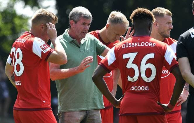 Fussball, Testspiel zur 1. Bundesliga, Deutschland, Herren, Saison 2018 2019, Stadion am Eisenbrand, TSV Meerbusch - Fortuna Duesseldorf; Cheftrainer Friedhelm Funkel (F95) im Gespräch mit Rouwen Hennings (F95), Havard Nielsen (F95), Anderson Lucoqui (F95), Andre Hoffmann (F95). *** Football Friendly match for 1 Bundesliga Germany Men Season 2018 2019 Stadium at Eisenbrand TSV Meerbusch Fortuna Duesseldorf Head coach Friedhelm Funkel F95 in discussion with Rouwen Hennings F95 Nardsen F95 Anderson Lucoqui F95 Andre Hoffmann F95