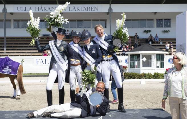 Sport Themen der Woche KW28 Sport Bilder des Tages 180715 The Swedish team celebrates after winning the FEI Dressage Nations Cup competition during day 8 of Falsterbo Horse Show on July 15, 2018 in Falsterbo. Photo: Ludvig Thunman BILDBYRN kod LT 35504 *** 180715 The Swedish team celebrates after winning the FEI Dressage Nations Cup competition during day 8 of Falsterbo Horse Show on July 15, 2018 in Falsterbo Photo Ludvig Thunman BILDBYR N code LT 35504  Copyright: LUDVIGxTHUNMAN BB180715LT023