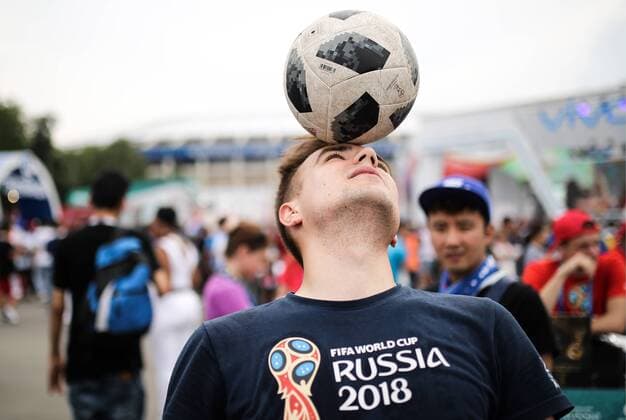 FuÃŸball, WM Finale 2018 in Moskau, Frankreich - Kroatien MOSCOW, RUSSIA - JULY 15, 2018: A football fan balances a ball on his head outside Luzhniki Stadium ahead of the 2018 FIFA World Cup WM Weltmeisterschaft Fussball Final match between France and Croatia. Sergei Bobylev TASS  TS08979B