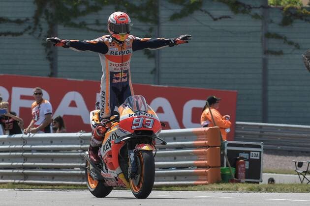 Sport Themen der Woche KW28 Sport Bilder des Tages nach dem Rennen, Der Sieger Marc Marquez, (ESP), Honda, Repsol Honda Team, Motorrad Grand Prix Deutschland 2018, MotoGP, Race, 15.07.2018 Hohenstein-Ernstthal Sachsen Germany, Deutschland *** After the race The winner Marc Marquez ESP Honda Repsol Honda Team Motorcycle Grand Prix Germany 2018 MotoGP Race 15 07 2018 Hohenstein Ernstthal Saxony Germany Germany Copyright: xkolbert-press BurghardxSchreyerx