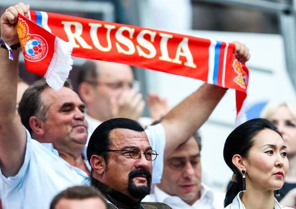 FuÃŸball, WM Finale 2018 in Moskau, Frankreich - Kroatien MOSCOW, RUSSIA â€“ JULY 15, 2018: Hollywood actor Steven Seagal with his wife Erdenetuya attend the 2018 FIFA World Cup WM Weltmeisterschaft Fussball final football match between France and Croatia at Luzhniki Stadium. Mikhail Tereshchenko TASS  TS089827