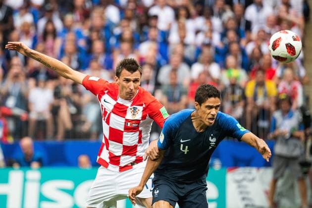 Fußball, WM Finale 2018 in Moskau, Frankreich - Kroatien 180715 Mario Mandzukic of Croatia and Raphael Varane of France competes for the ball during the FIFA World Cup WM Weltmeisterschaft Fussball final match between France and Croatia on July 15, 2018 in Moscow. Photo: Petter Arvidson BILDBYRAN kod PA 92087 Copyright: PETTERxARVIDSON BB180715PA036