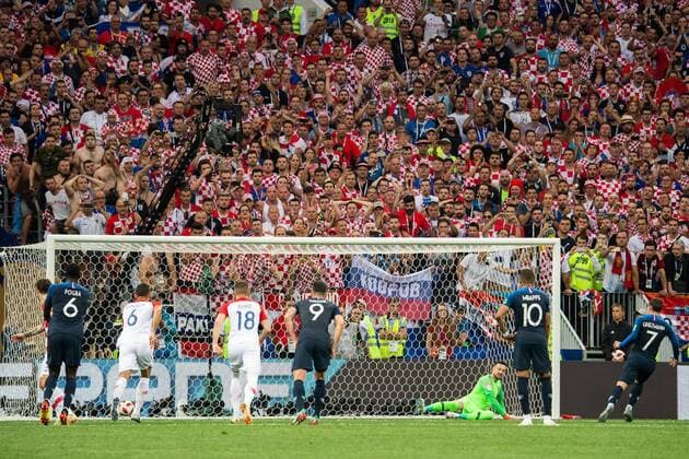 Fußball, WM Finale 2018 in Moskau, Frankreich - Kroatien Sport Bilder des Tages 180715 Antoine Griezmann of France acores 2-1 on a penalty shot behind goalkeeper Danijel Subasic of Croatia during the FIFA World Cup WM Weltmeisterschaft Fussball final match between France and Croatia on July 15, 2018 in Moscow. Photo: Petter Arvidson BILDBYRAN kod PA 92087 Copyright: PETTERxARVIDSON BB180715PA074