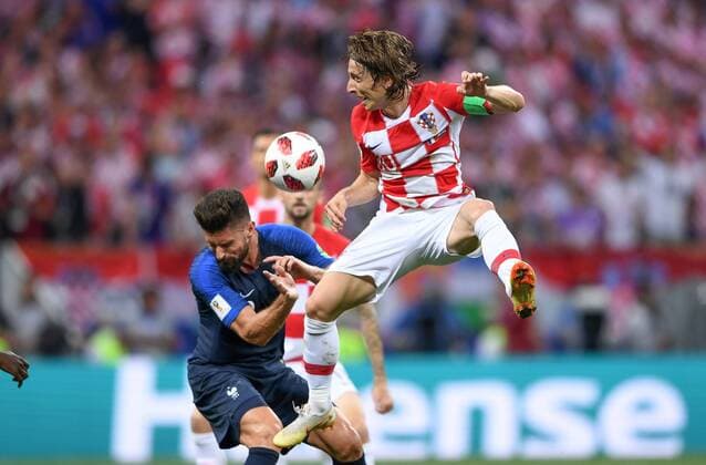 Fußball, WM Finale 2018 in Moskau, Frankreich - Kroatien FUSSBALL WM 2018 FINALE ------- Frankreich - Kroatien 15.07.2018 Luka Modric (re, Kroatien) gegen Olivier Giroud (li, Frankreich) *** FIFA World Cup 2018 FINALE France Croatia 15 07 2018 Luka Modric re Croatia against Olivier Giroud li France 