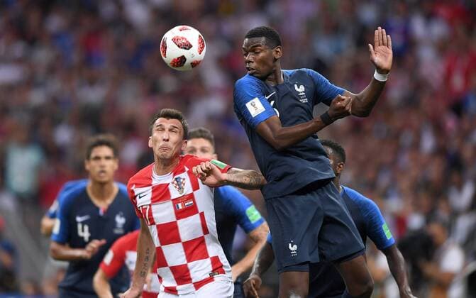 Fußball, WM Finale 2018 in Moskau, Frankreich - Kroatien FUSSBALL WM 2018 FINALE ------- Frankreich - Kroatien 15.07.2018 Mario Mandzukic (li, Kroatien) gegen Paul Pogba (re, Frankreich)
