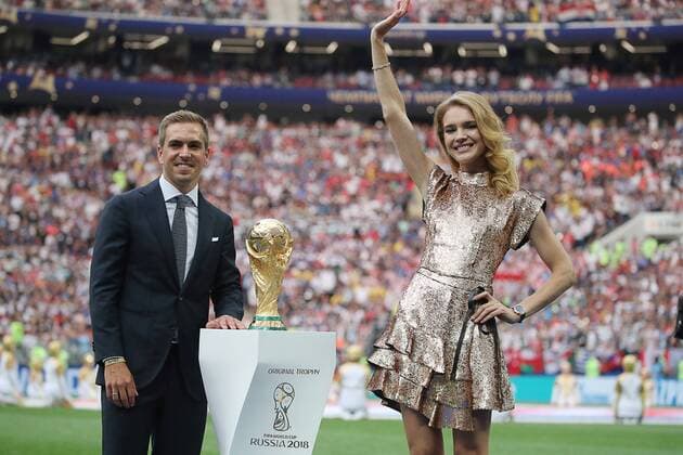 FuÃŸball, WM Finale 2018 in Moskau, Frankreich - Kroatien MOSCOW, RUSSIA â€“ JULY 15, 2018: Retired German footballer Philipp Lahm (L) and top model and philanthropist Natalia Vodianova, founder of the Naked Heart Foundation, carry the World Cup trophy at the 2018 FIFA World Cup WM Weltmeisterschaft Fussball closing ceremony at Luzhniki Stadium ahead of the final match between France and Croatia. Sergei Bobylev TASS  TS089873