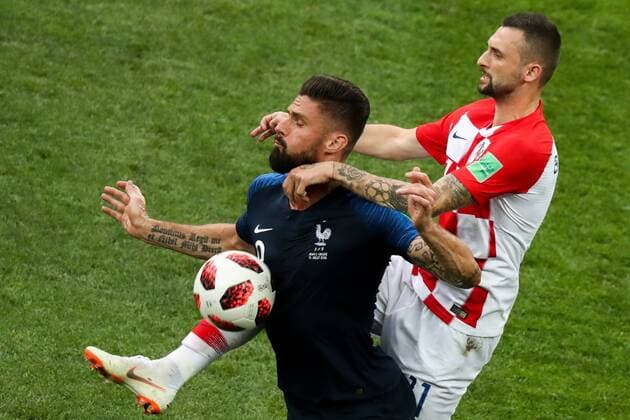 FuÃŸball, WM Finale 2018 in Moskau, Frankreich - Kroatien MOSCOW, RUSSIA - JULY 15, 2018: France s Olivier Giroud (L) and Croatia s Marcelo Brozovic fight for the ball in the 2018 FIFA World Cup WM Weltmeisterschaft Fussball Final match between France and Croatia at Luzhniki Stadium. Stanislav Krasilnikov TASS  TS0898E2