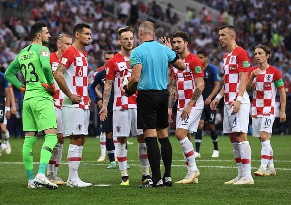 Fußball, WM Finale 2018 in Moskau, Frankreich - Kroatien FUSSBALL WM 2018 FINALE ------- Frankreich - Kroatien 15.07.2018 Torwart Danijel Subasic, Dejan Lovren, Ivan Rakitic, Sime Vrsaljko, Ivan Perisic und Luka Modric (v.l., alle Kroatien) reklamieren bei Schiedsrichter Nestor Pitana