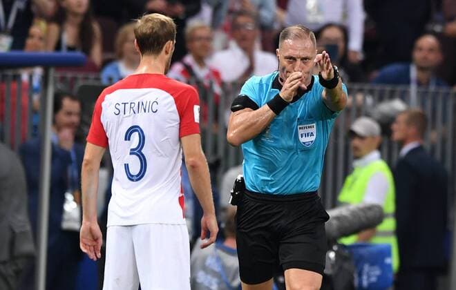 Fußball, WM Finale 2018 in Moskau, Frankreich - Kroatien FUSSBALL WM 2018 FINALE ------- Frankreich - Kroatien 15.07.2018 Schiedsrichter Nestor Pitana entscheidet nach dem Videobeweis auf Elfmeter. Ivan Strinic (Kroatien) ist enttaeuscht