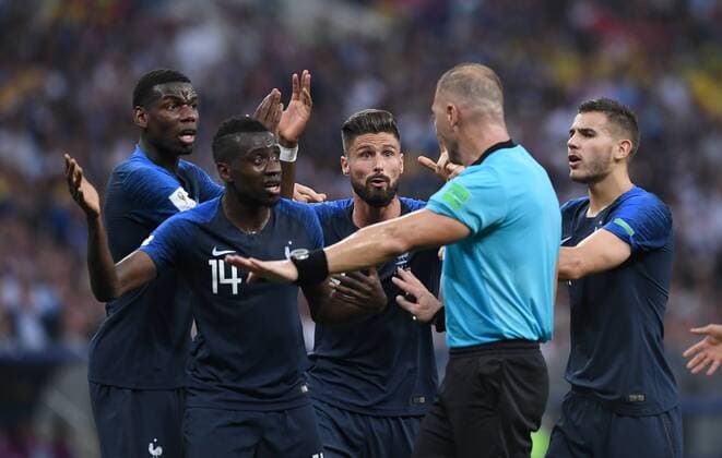 FUSSBALL WM 2018 FINALE ------- Frankreich - Kroatien 15.07.2018 Paul Pogba, Blaise Matuidi und Olivier Giroud (v.l., alle Frankreich) reklamieren bei Schiedsrichter Nestor Pitana