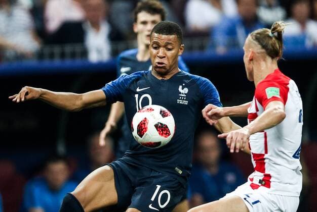 FuÃŸball, WM Finale 2018 in Moskau, Frankreich - Kroatien MOSCOW, RUSSIA â€“ JULY 15, 2018: France s Kylian Mbappe (L) and Croatia s Domagoj Vida fight for the ball in their 2018 FIFA World Cup WM Weltmeisterschaft Fussball final football match at Luzhniki Stadium. Mikhail Tereshchenko TASS  TS0898F6