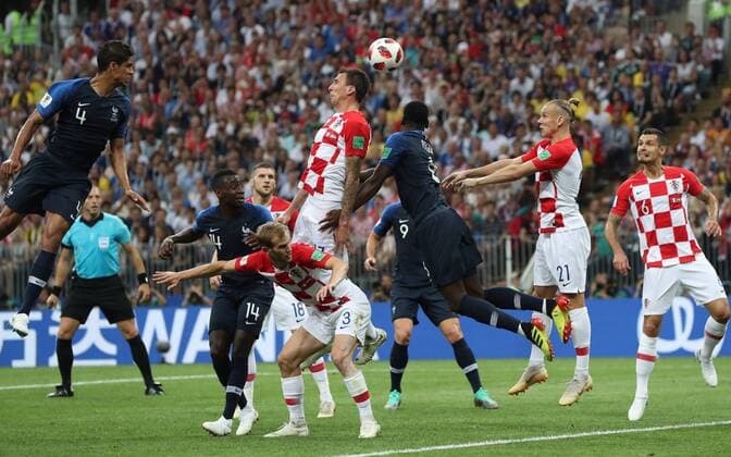 Fußball, WM Finale 2018 in Moskau, Frankreich - Kroatien (180715) -- MOSCOW, July 15, 2018 -- Mario Mandzukic (2nd L, top) of Croatia scores an own goal during the 2018 FIFA World Cup WM Weltmeisterschaft Fussball final match between France and Croatia in Moscow, Russia, July 15, 2018. ) (SP)RUSSIA-MOSCOW-2018 WORLD CUP-FINAL-FRANCE VS CROATIA CaoxCan 