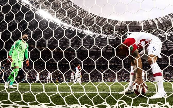FuÃŸball, WM Finale 2018 in Moskau, Frankreich - Kroatien MOSCOW, RUSSIA - JULY 15, 2018: Croatia s goalkeeper Danijel Subasic (L), who has conceded a goal, and Croatia s Dejan Lovren in the 2018 FIFA World Cup WM Weltmeisterschaft Fussball Final match between France and Croatia at Luzhniki Stadium. Valery Sharifulin TASS  TS0898EB