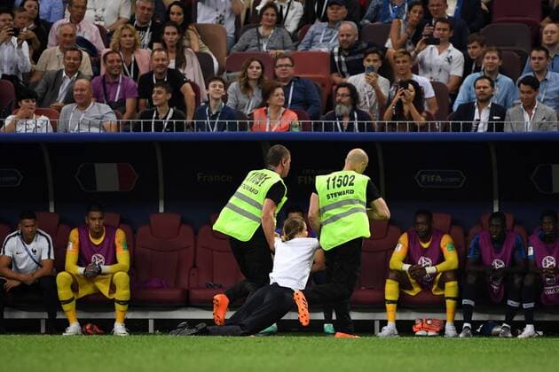 Sport Bilder des Tages WM 2018, Finale, Frankreich - Kroatien, Flitzer auf dem Spielfeld Fussball, Herren, Saison 2017 18, WM in Russland, Finale Frankreich - Kroatien in Moskau (Luschniki), Ordner tragen einen weiblichen Flitzer vom Platz, 15.07.2018, *** Football Mens Season 2017 18 World Cup in Russia Final France Croatia in Moscow Luschniki folder carrying a female racer from the square 15 07 2018 Copyright: xMatthiasxKochx