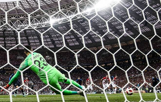 FuÃŸball, WM Finale 2018 in Moskau, Frankreich - Kroatien Sport Bilder des Tages MOSCOW, RUSSIA - JULY 15, 2018: Croatia s goalkeeper Danijel Subasic concedes a goal in the 2018 FIFA World Cup WM Weltmeisterschaft Fussball Final match between France and Croatia at Luzhniki Stadium. Valery Sharifulin TASS  TS0898F9