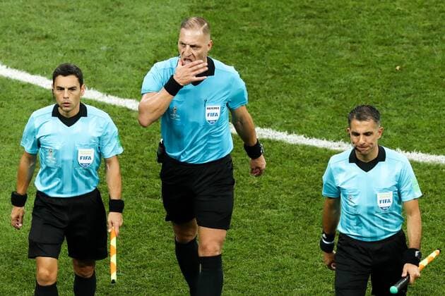 FuÃŸball, WM Finale 2018 in Moskau, Frankreich - Kroatien MOSCOW, RUSSIA - JULY 15, 2018: Referee Nestor Pitana (C) in the 2018 FIFA World Cup WM Weltmeisterschaft Fussball Final match between France and Croatia at Luzhniki Stadium. Stanislav Krasilnikov TASS  TS089913