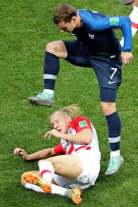 Sport Themen der Woche KW28 Sport Bilder des Tages , French forward Antoine Griezmann and Croatian Domagoj Vida during the FIFA World Cup WM Weltmeisterschaft Fussball 2018 final soccer match between France and Croatia, at Luzhniki Stadium in Moscu, Russia, 15 July 2018. FRANCE VS. CROATIA !ACHTUNG: NUR REDAKTIONELLE NUTZUNG!  Copyright: xLavandeiraxjrx FWC64-343 20180715-636672762561312510