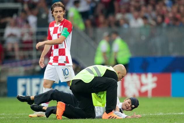 FuÃŸball, WM Finale 2018 in Moskau, Frankreich - Kroatien MOSCOW, RUSSIA â€“ JULY 15, 2018: Croatia s Luka Modric (L) and a pitch invader during the 2018 FIFA World Cup WM Weltmeisterschaft Fussball final football match between France and Croatia at Luzhniki Stadium. Denis Tyrin TASS  TS08994E