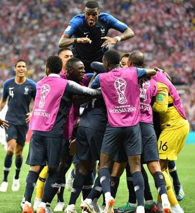 Fußball, WM Finale 2018 in Moskau, Frankreich - Kroatien (180715) -- MOSCOW, July 15, 2018 -- Players of France celebrate Kylian Mbappe s goal during the 2018 FIFA World Cup WM Weltmeisterschaft Fussball final match between France and Croatia in Moscow, Russia, July 15, 2018. ) (SP)RUSSIA-MOSCOW-2018 WORLD CUP-FINAL-FRANCE VS CROATIA LixGa 