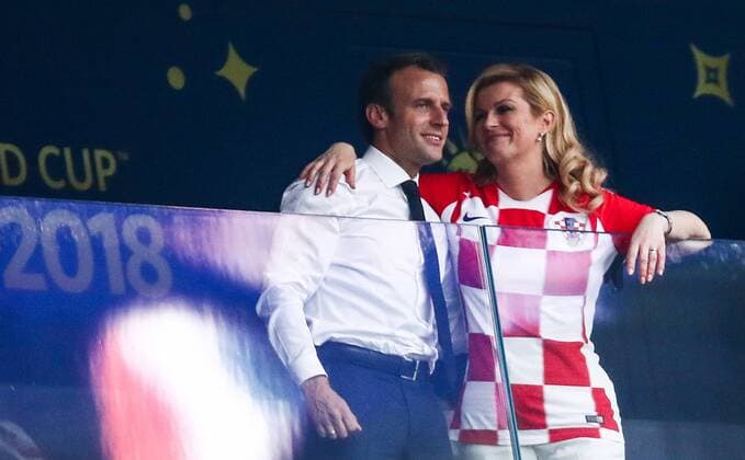 FuÃŸball, WM Finale 2018 in Moskau, Frankreich - Kroatien MOSCOW, RUSSIA - JULY 15, 2018: France s President Emmanuel Macron (L) and Croatia s President Kolinda Grabar-Kitarovic attend the 2018 FIFA World Cup WM Weltmeisterschaft Fussball Final match between France and Croatia at Luzhniki Stadium. Valery Sharifulin TASS  TS0899A4