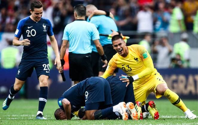 FuÃŸball, WM Finale 2018 in Moskau, Frankreich - Kroatien MOSCOW, RUSSIA - JULY 15, 2018: France s players celebrate victory in the 2018 FIFA World Cup WM Weltmeisterschaft Fussball Final match between France and Croatia at Luzhniki Stadium. Valery Sharifulin TASS  TS0899C4