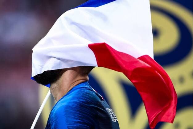 FuÃŸball, WM Finale 2018 in Moskau, Frankreich - Kroatien WM 2018, Finale, Frankreich ist Weltmeister MOSCOW, RUSSIA - JULY 15, 2018: France s Olivier Giroud waves a French flag as he celebrates victory in the 2018 FIFA World Cup WM Weltmeisterschaft Fussball Final match between France and Croatia at Luzhniki Stadium. Valery Sharifulin TASS  TS0899DB