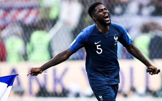 FuÃŸball, WM Finale 2018 in Moskau, Frankreich - Kroatien MOSCOW, RUSSIA - JULY 15, 2018: France s Samuel Umtiti waves a French flag as he celebrates victory in the 2018 FIFA World Cup WM Weltmeisterschaft Fussball Final match between France and Croatia at Luzhniki Stadium. Valery Sharifulin TASS  TS0899E7