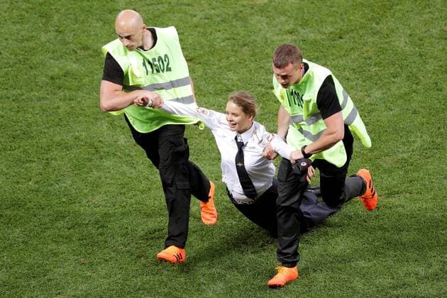 Fußball, WM Finale 2018 in Moskau, Frankreich - Kroatien Sport Themen der Woche KW28 Sport Bilder des Tages , A pitch invader during the FIFA World Cup WM Weltmeisterschaft Fussball 2018 final soccer match between France and Croatia, at Luzhniki Stadium in Moscu, Russia, 15 July 2018. FRANCE VS. CROATIA !ACHTUNG: NUR REDAKTIONELLE NUTZUNG!  Copyright: xLavandeiraxJrx FWC64-293 20180715-636672805431987598